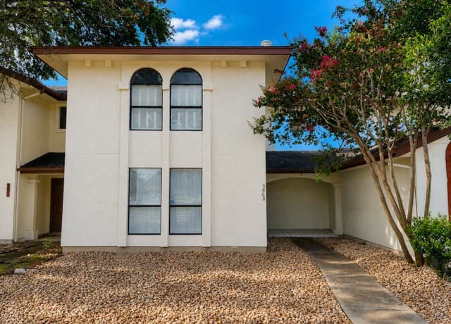 5868 Royal Ridge Dr