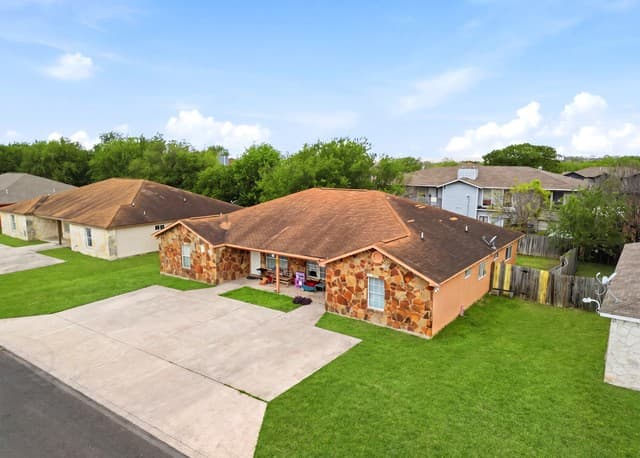7557 Oak Chase