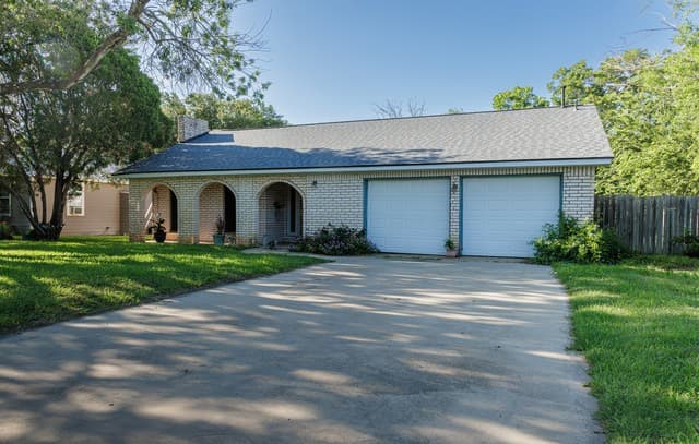 1107 E San Antonio St