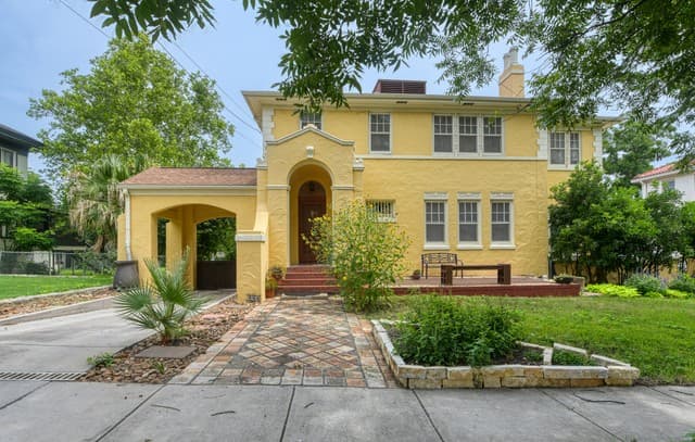 141 E Magnolia Ave