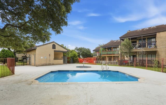 6100 Woodlake Pkwy Unit 605