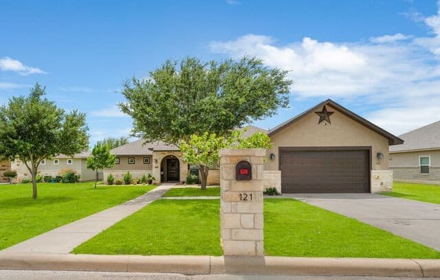 121 Fairway Dr