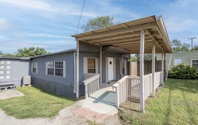 703 S Baylor