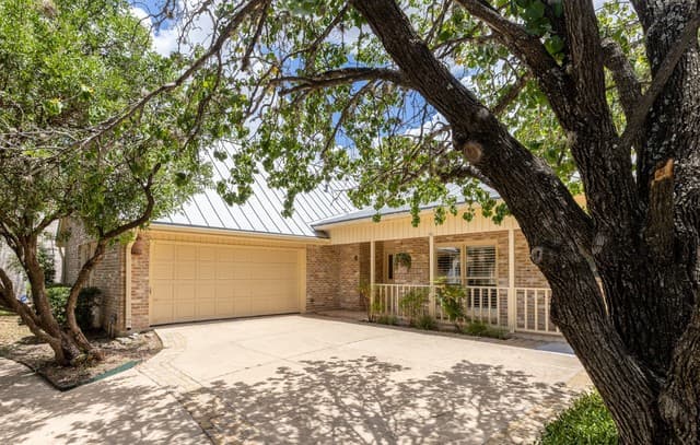 6 Cottesmore Ct