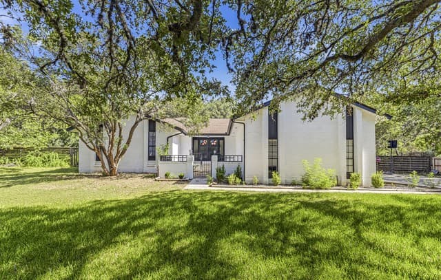 8621 Classic Oaks Ln
