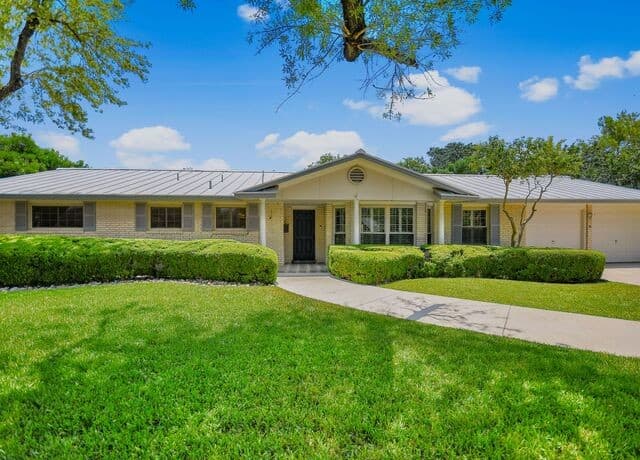 134 Meadowood Lane