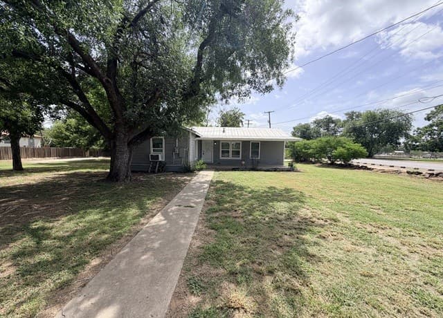 1404 N Main St