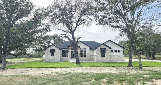 105 Pioneer Trl, Adkins, TX 78101