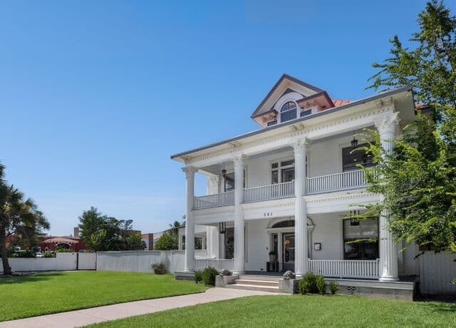 321 E Dewey Place