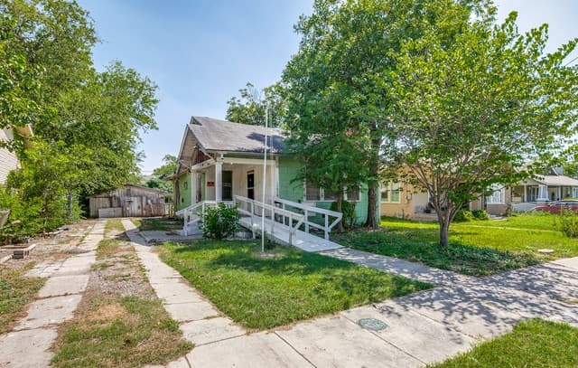 1610 W Craig Pl