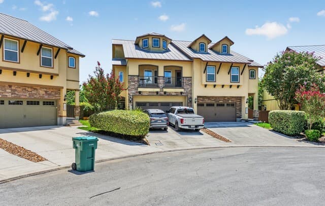 23922 Stately Oaks