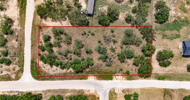 100 County Road 2669, Devine, TX 78016