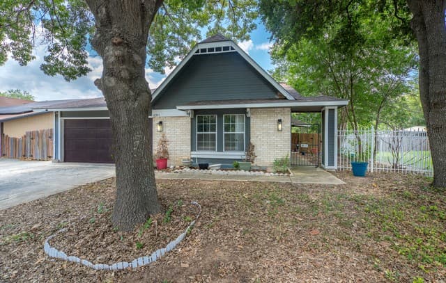 10341 Country Bluff