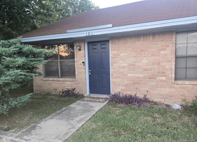 320 Station St Unit 101
