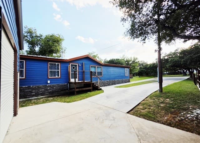 135 Lakeshore Dr S