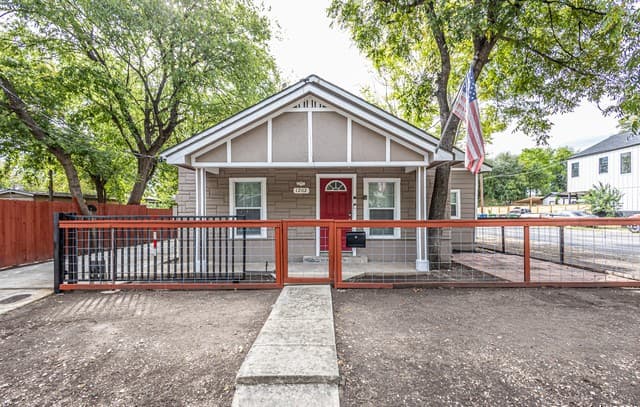 1202 N Center
