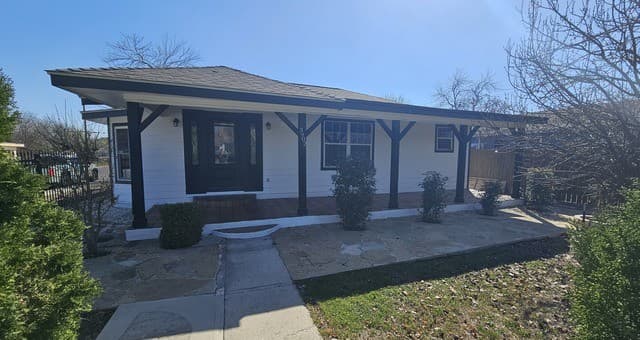 3902 W Salinas