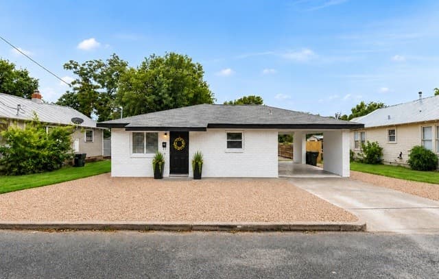 205 Mistletoe St