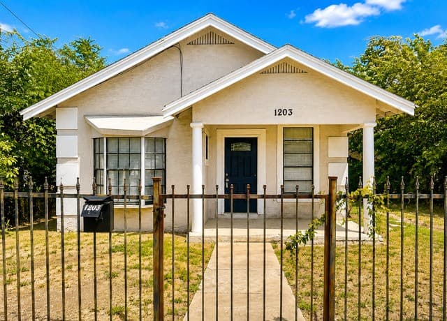 1203 Lamar St
