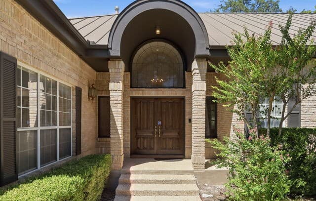 5 Sandhurst Ln