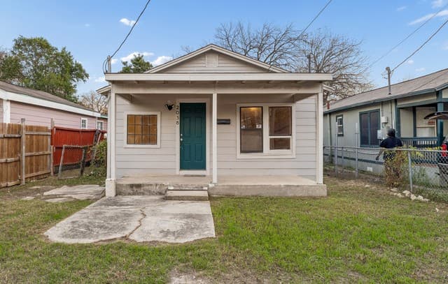 2038 Hidalgo St