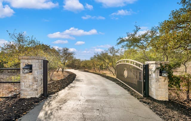 16227 San Cayetano