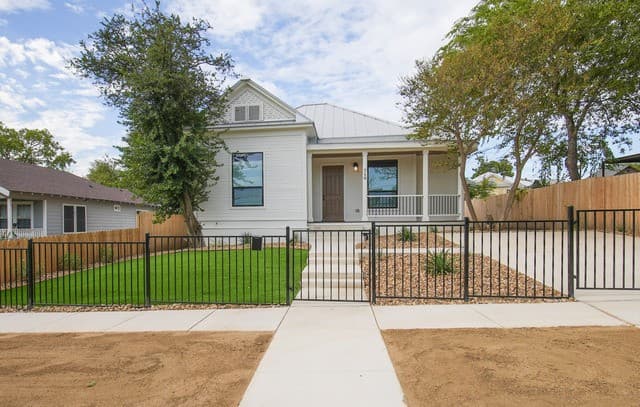 719 Dakota St