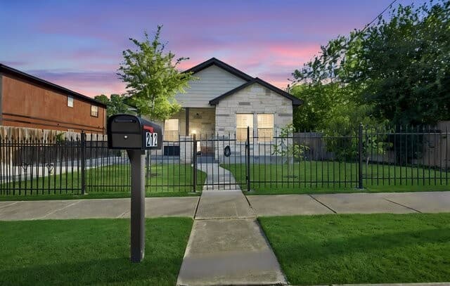 212 W Baylor