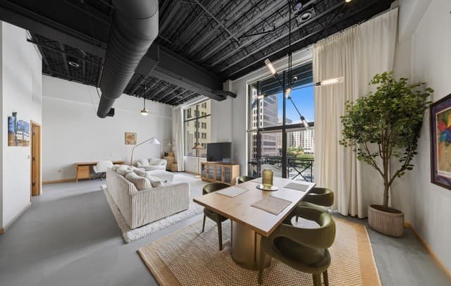 214 E Travis Unit 303