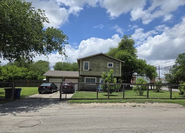 903 Zachry Dr