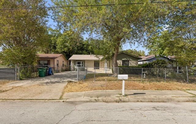 1215 Aaron Pl
