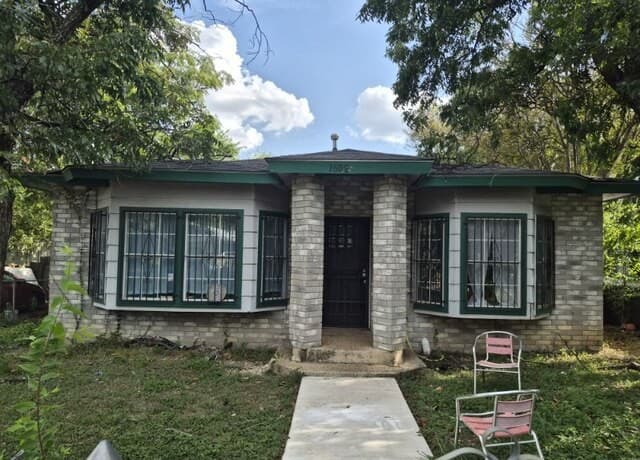 1608 W French Pl