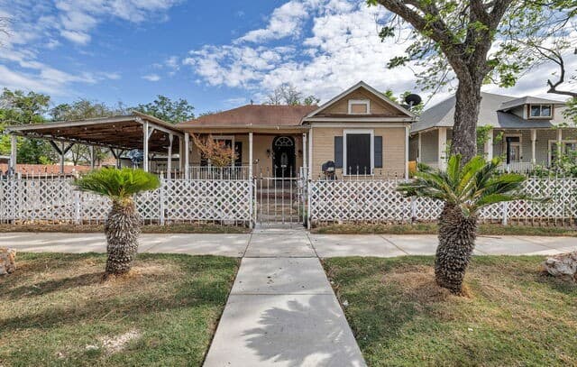 1518 W Travis
