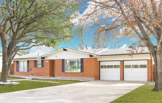 2806 Belvoir Dr