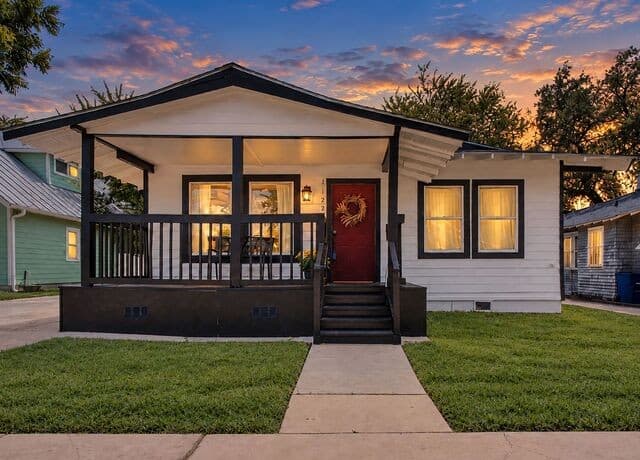 1122 W Craig Place
