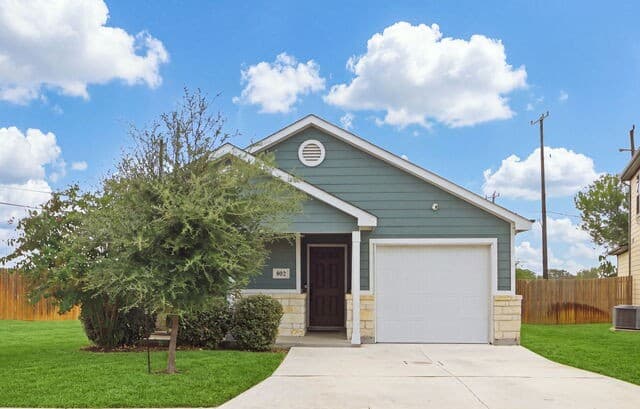 802 Hickory Trail