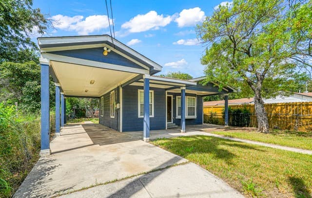 1651 S Elmendorf