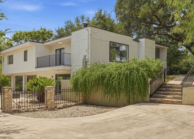 568 W Quill Drive