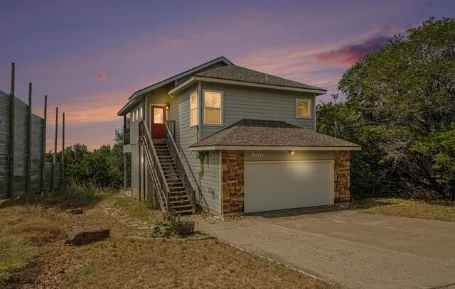700 Oakleaf Dr