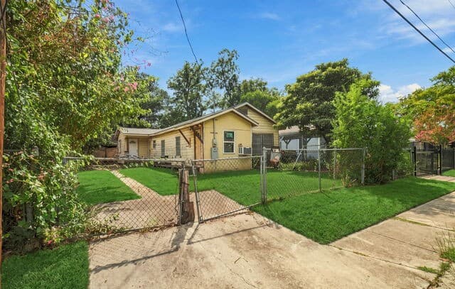 842 Angela St